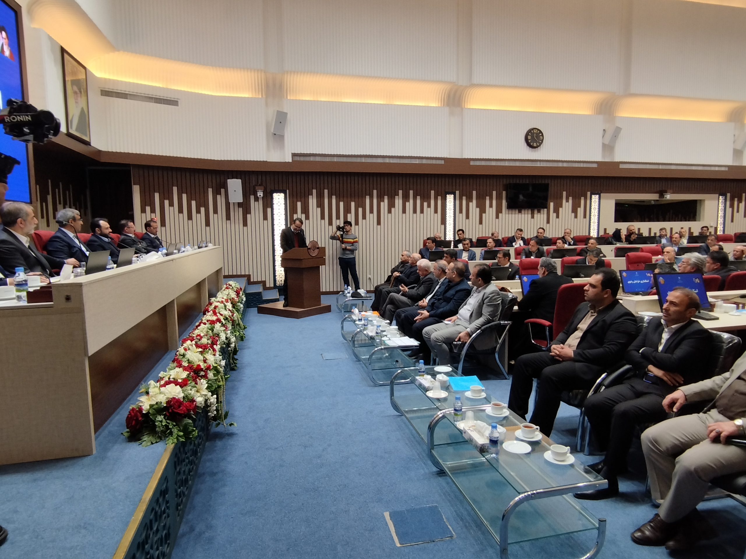 نشست شهرداران استان با حضور استاندار خراسان رضوی و مدیرعامل کشوری بانک شهر در سالن شهید سلیمانی برگزار شد