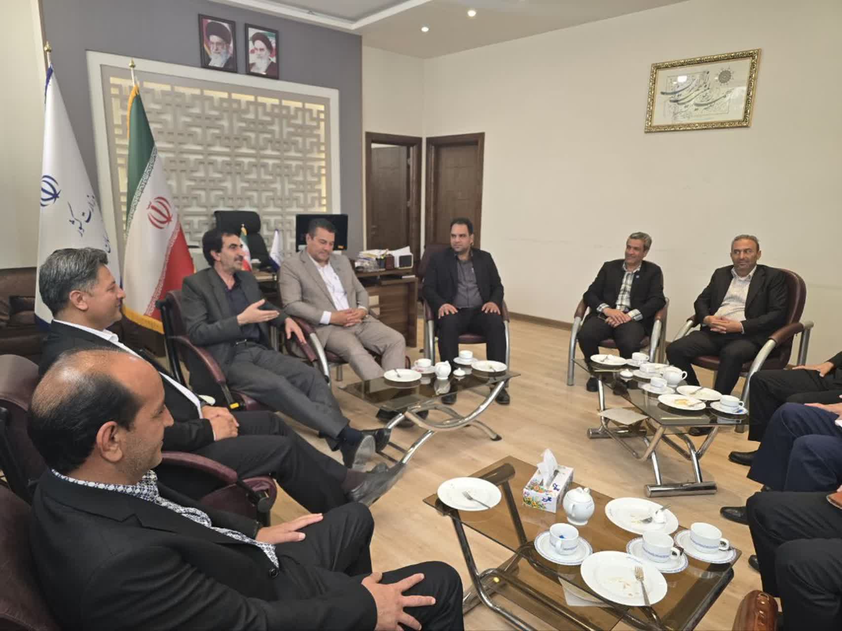 نشست صمیمی مدیرکل دفتر امور روستایی و شوراهای استانداری با هیئت مدیره اتحادیه تعاونی دهیاری‌های استان